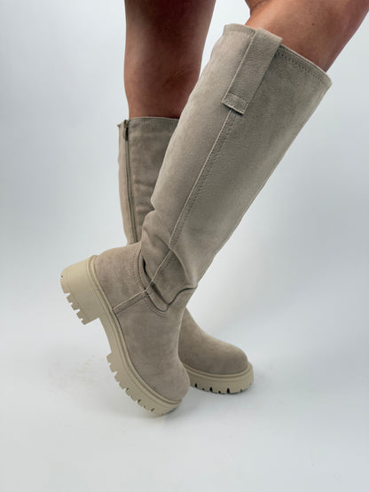 Schicke kniehohe Lederstiefel