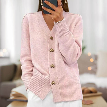 Gemütliche elegante Strickjacke mit Herzknopf-Akzenten