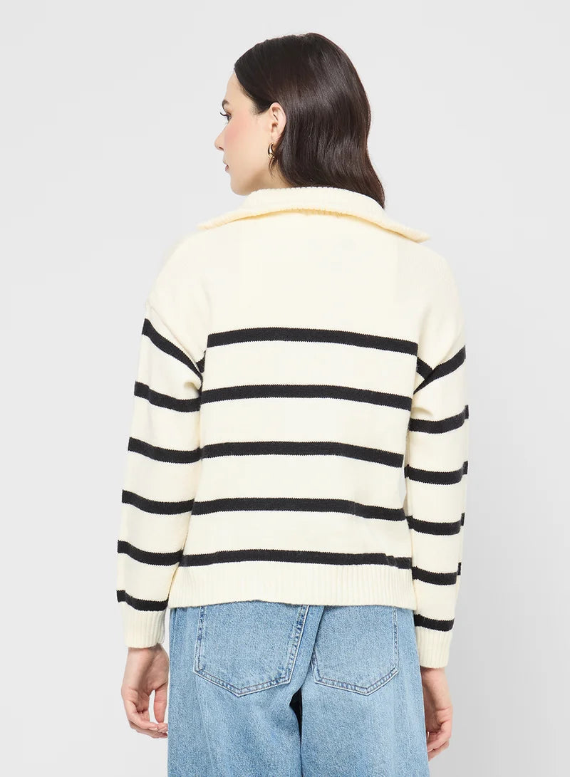 Gestreifter Statement-Pullover mit kräftigen Farbblöcken