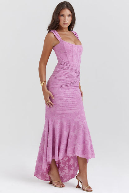 Fließendes Midi-Kleid mit taillenbetonter Kurvenform