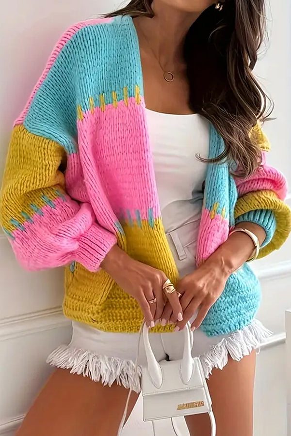 Gemütliche Freizeit-Strickjacke mit kontrastierender Nahtverzierung