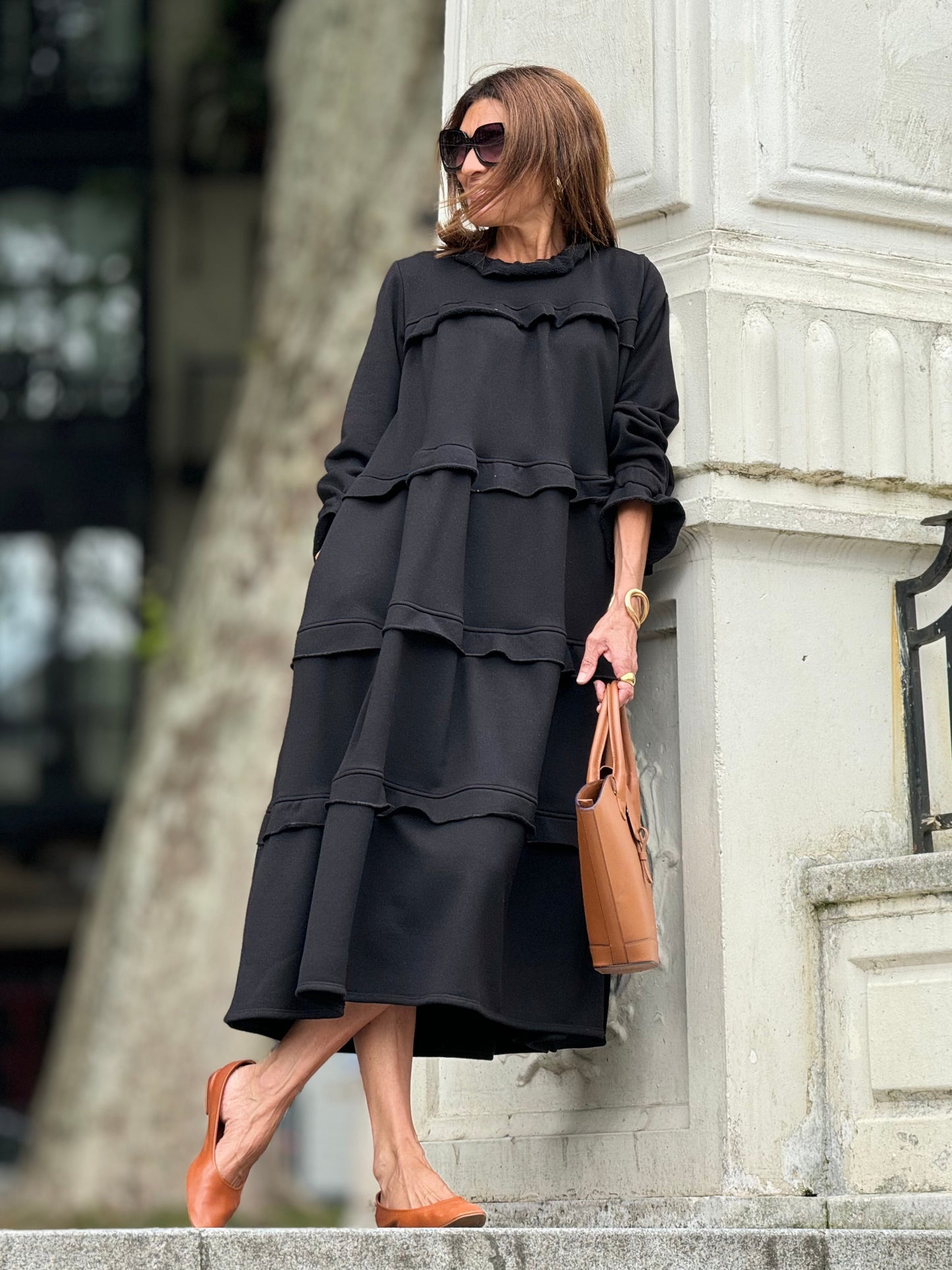 Elegantes klassisches schwarzes ärmelloses Kleid