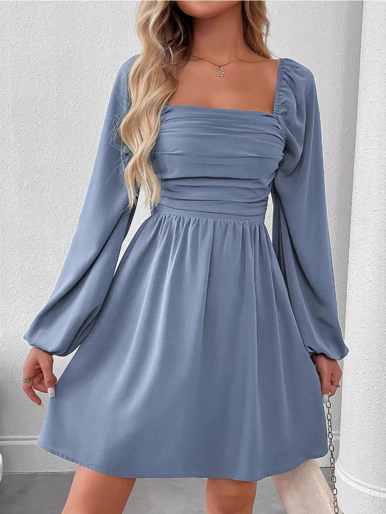 Gerüschtes A-Linien-Kleid mit quadratischem Ausschnitt und langen Ärmeln