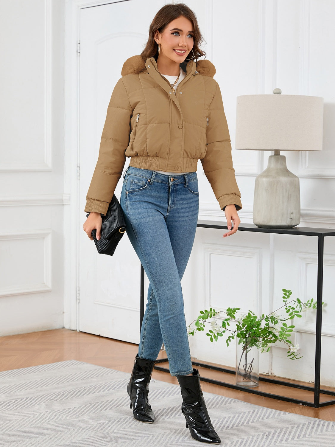 Gemütliche wattierte Winterjacke mit Fellkapuze und Taschen