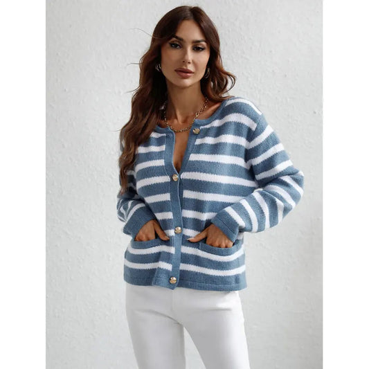Gemütlicher Grobstrickpullover mit Knöpfen und Taschen