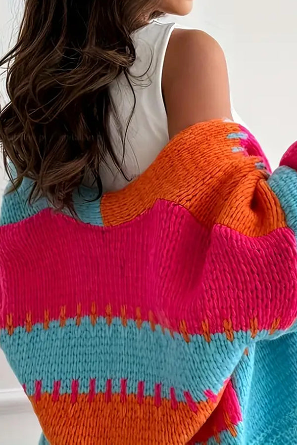 Gemütliche Freizeit-Strickjacke mit kontrastierender Nahtverzierung