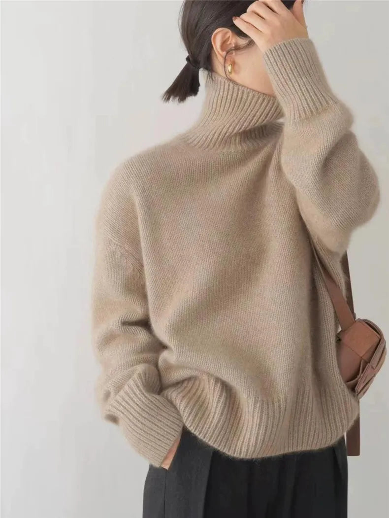 Gemütlicher weicher Strickpullover mit Rollkragen für den Herbst