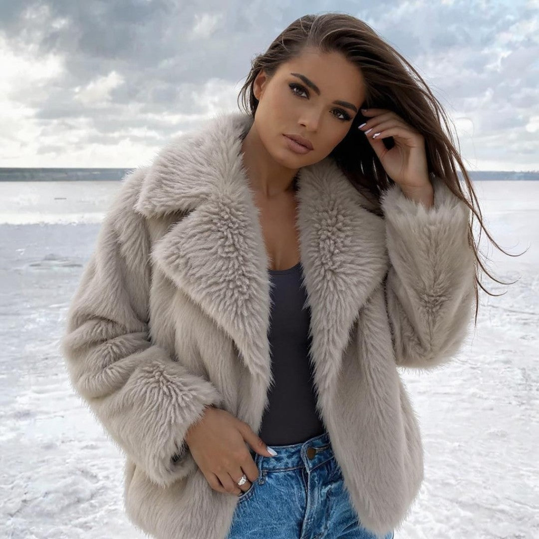 Eleganter Kunstpelzmantel mit voluminösem Kragen