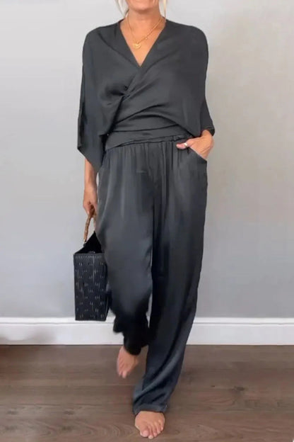 Schickes Wickeloberteil und lässiges Hose-Set