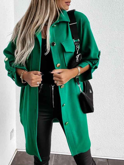 Gemütliche lange Hemdjacke mit Knöpfen und Wollkragen sowie Revers