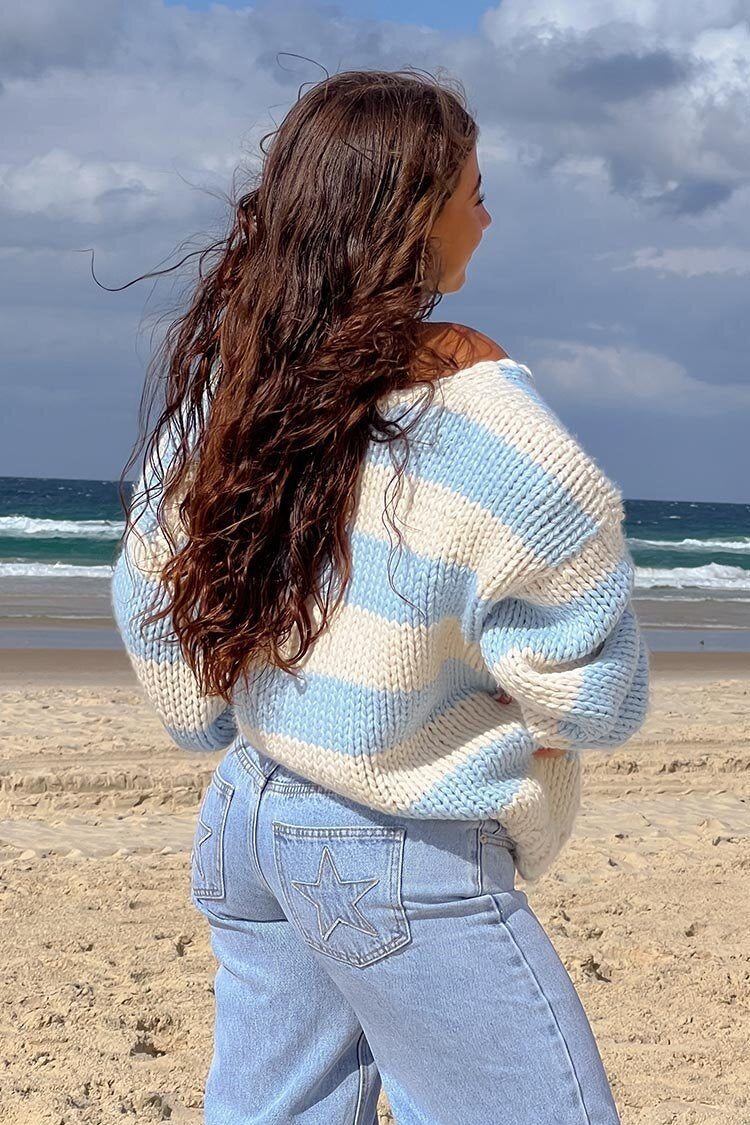 Gemütlicher schulterfreier gestreifter Strickpullover für den Herbst