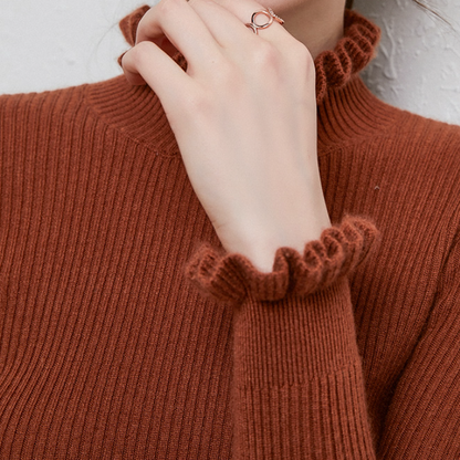Gemütlicher Rollkragenpullover mit femininen Rüschendetails