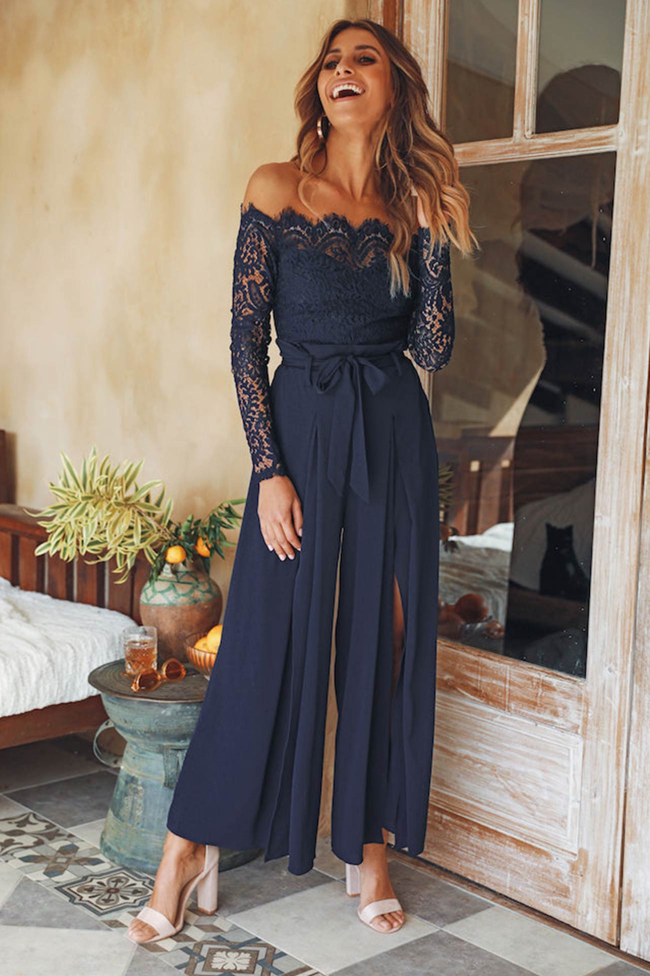 Schulterfreier Jumpsuit mit Schlitz