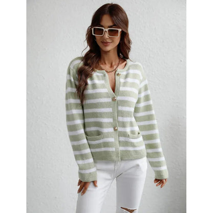 Gemütlicher Grobstrickpullover mit Knöpfen und Taschen