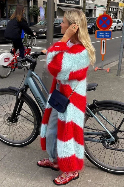 Gemütlicher gestreifter übergroßer Strickcardigan