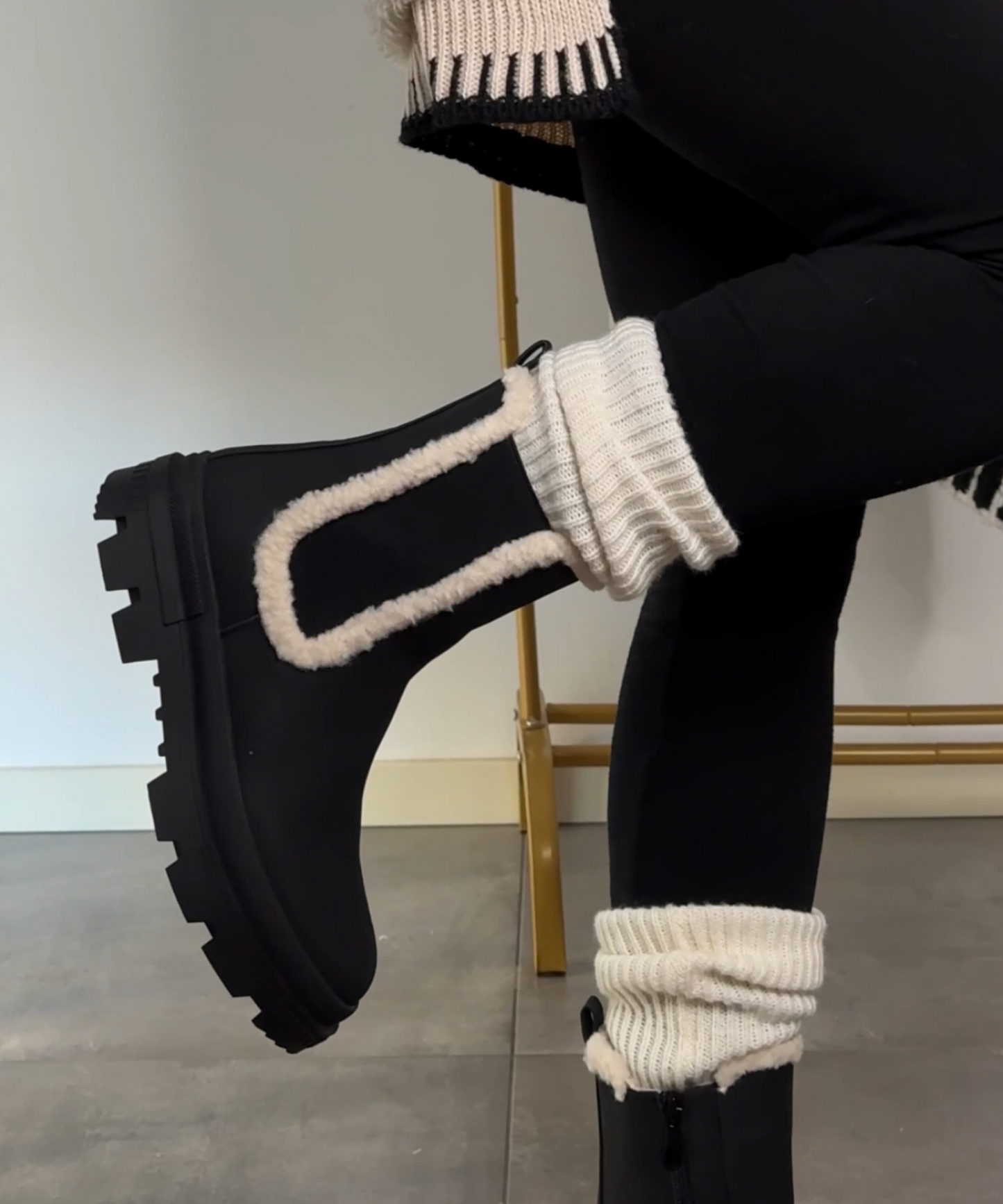 Schicke schwarze Leder-Kurzstiefel