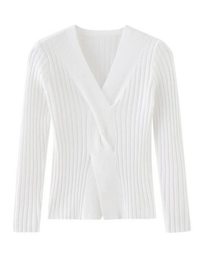 Gemütlicher Pullover mit gedrehtem Frontdetail und Rippenstrick