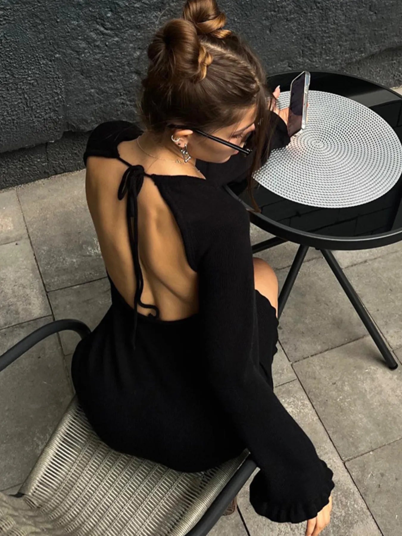 Langärmeliges, rückenfreies Strickkleid