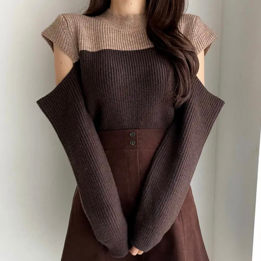 Zweifarbiger Strickpullover mit ausgeschnittenen Ärmeln