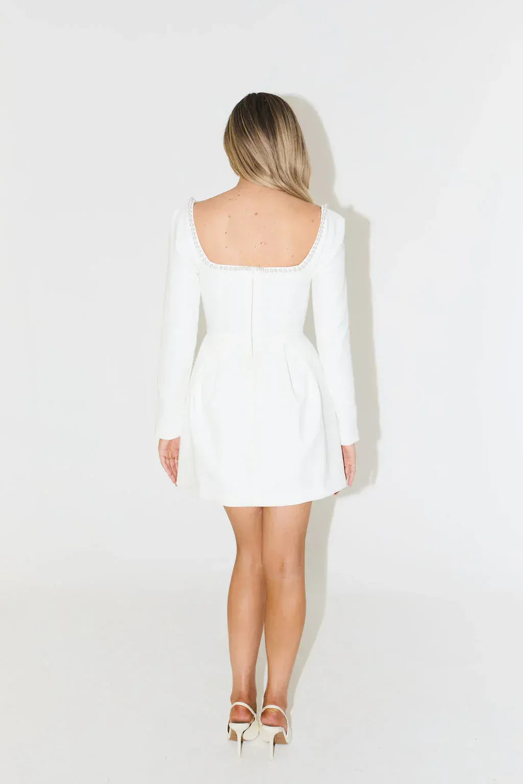 Langärmeliges Minikleid mit Perlenverzierung Elegantes Cocktailkleid