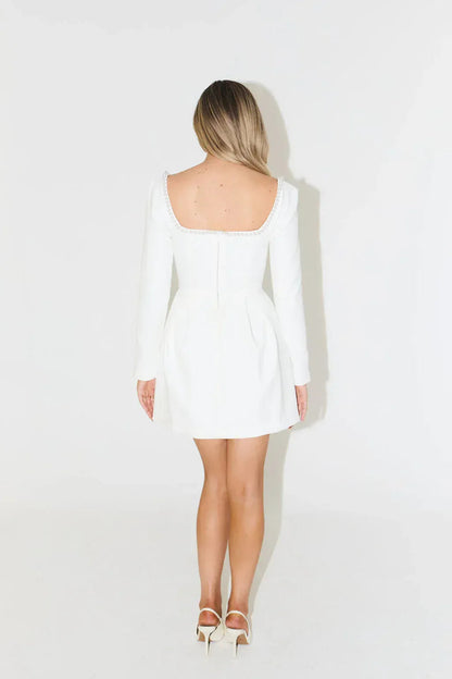 Langärmeliges Minikleid mit Perlenverzierung Elegantes Cocktailkleid