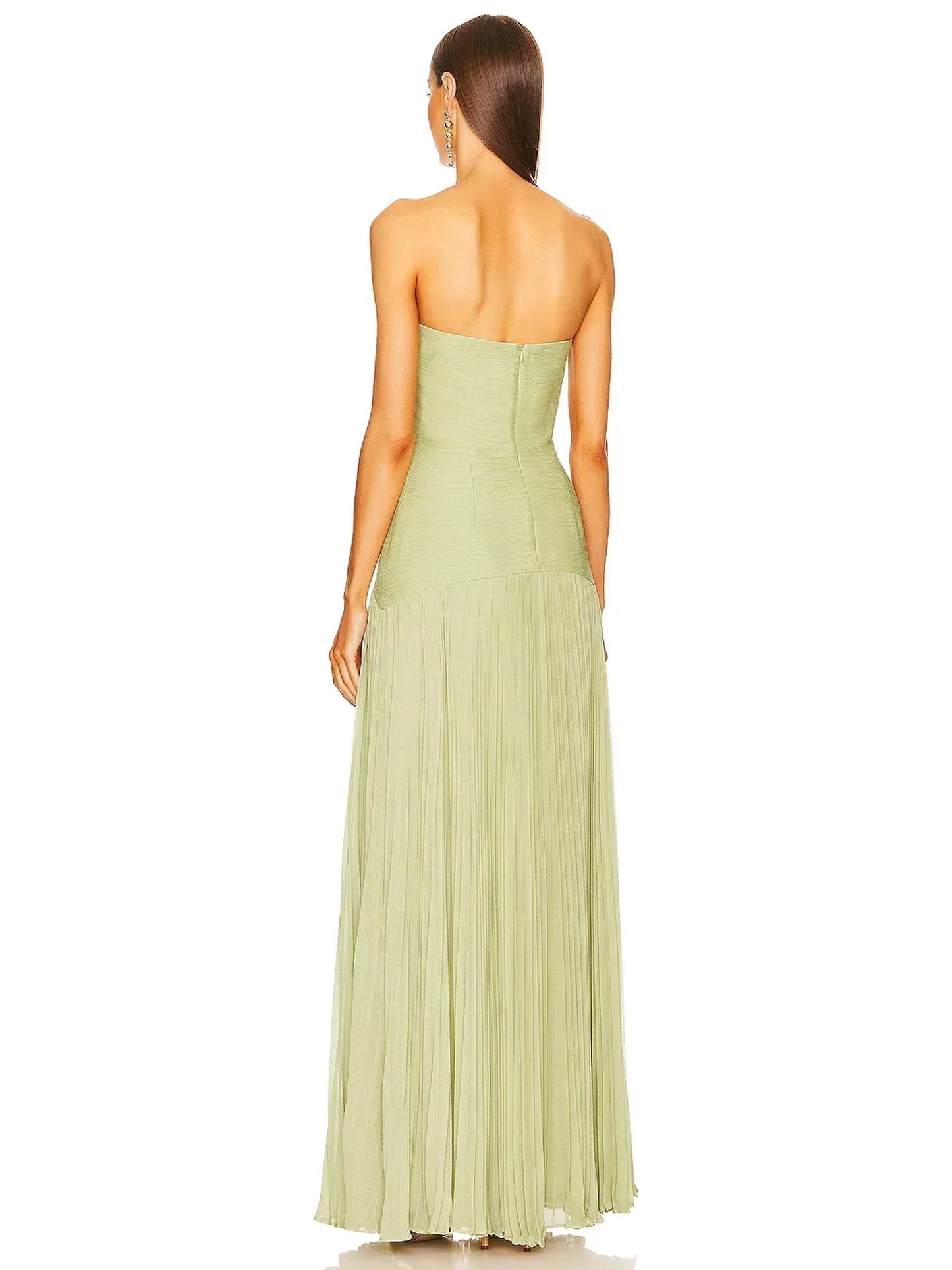 Fließendes grünes Maxikleid für Sommertage