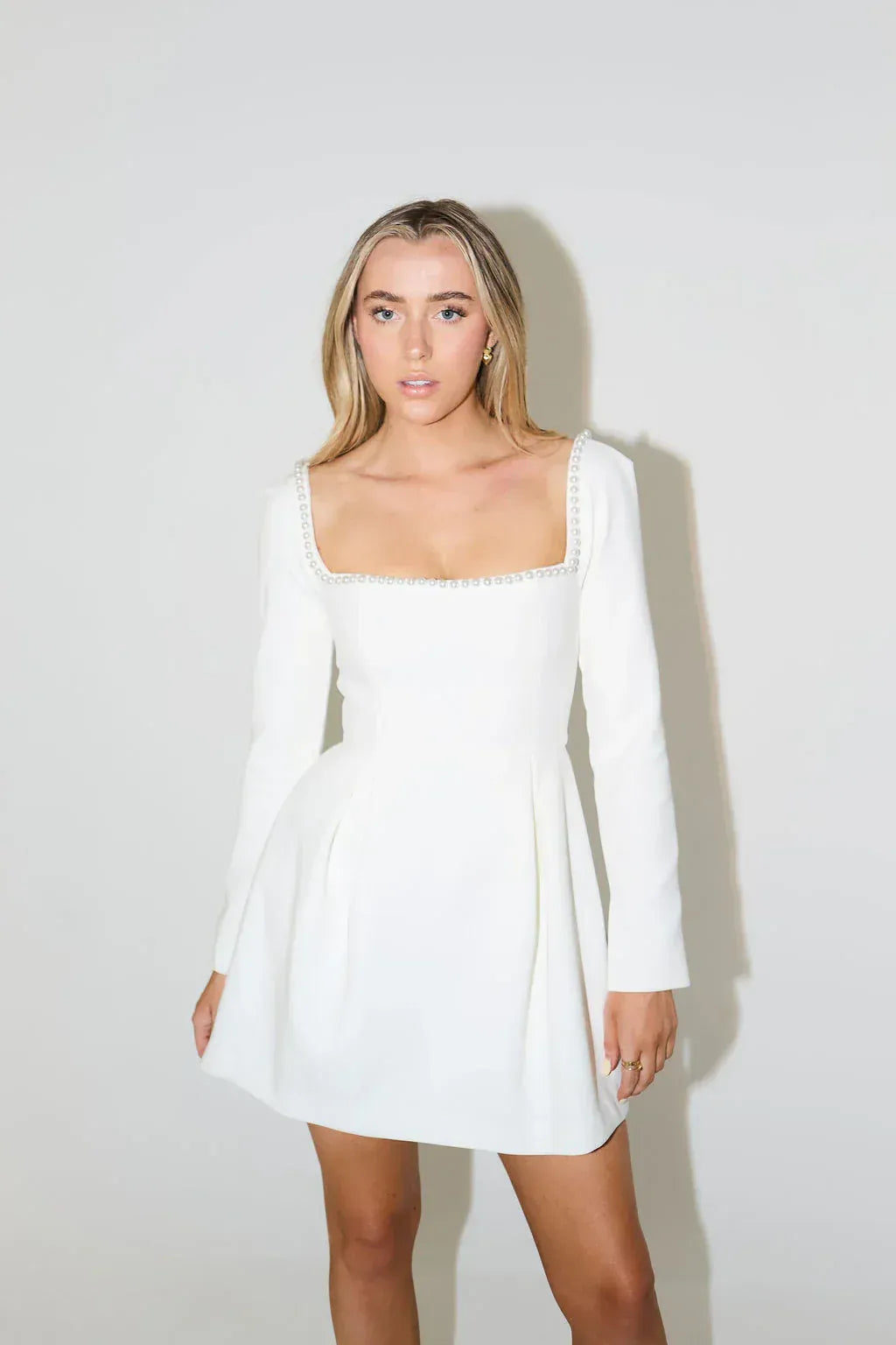 Langärmeliges Minikleid mit Perlenverzierung Elegantes Cocktailkleid