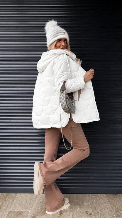 Gemütliche Steppjacke mit Kapuze und Reißverschluss-Akzenten