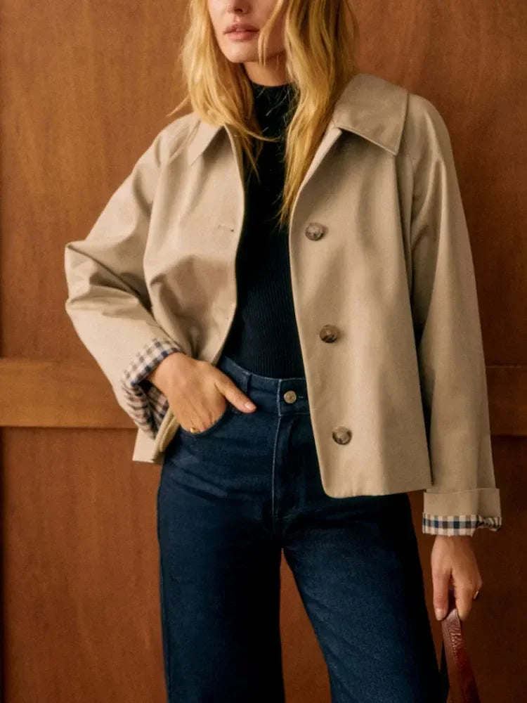 Klassischer karierter Trenchcoat mit umgelegtem Kragen