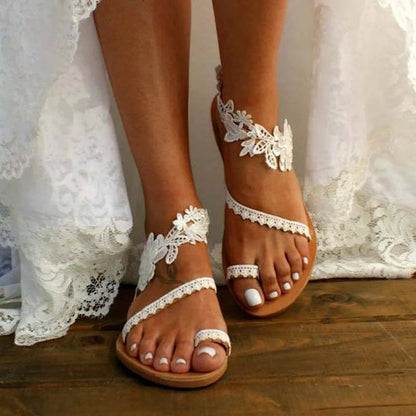 Sandalen mit Blumenmuster und Wickelriemen
