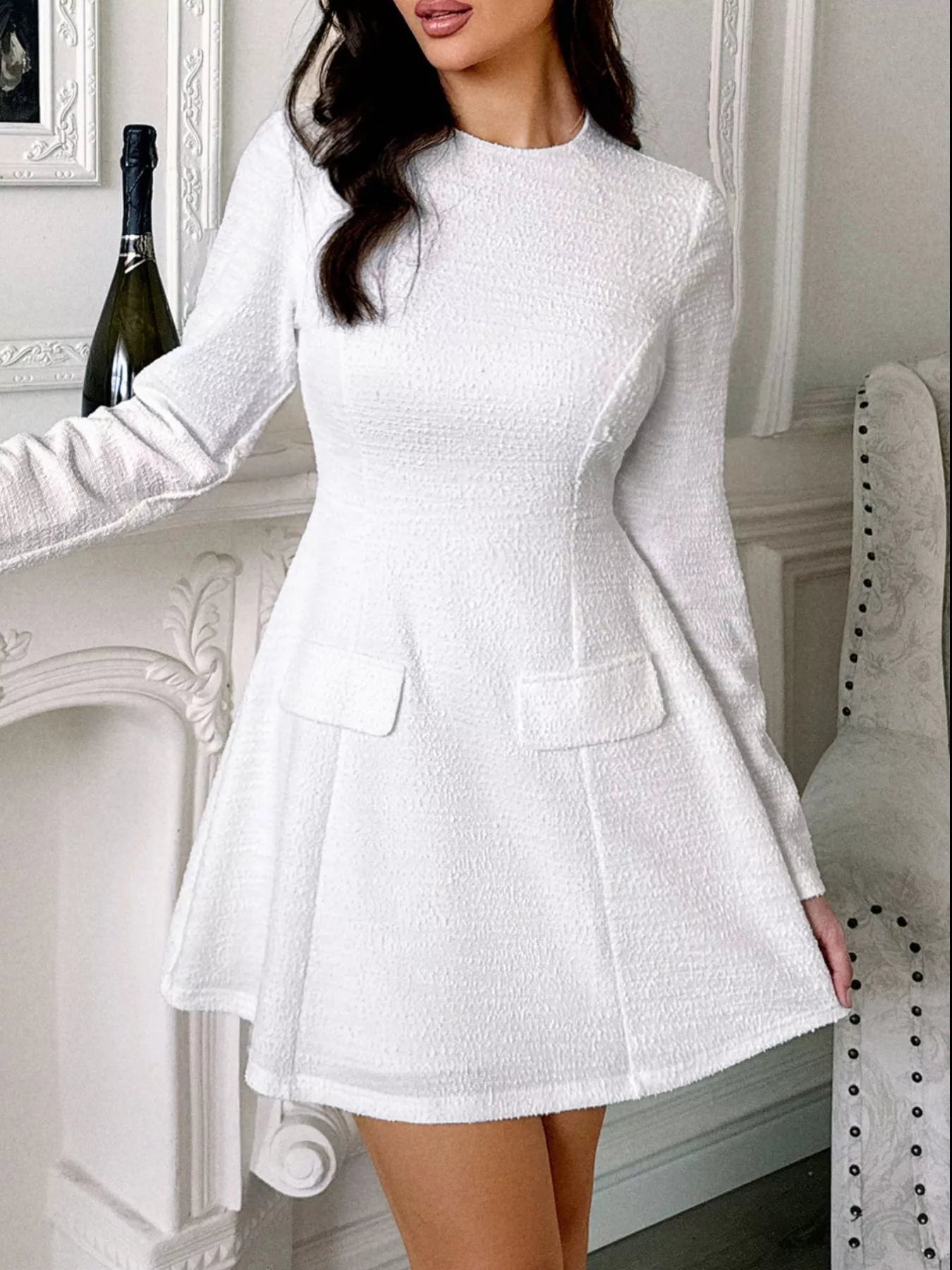 Mini-Kleid mit figurbetontem Schnitt, langen Ärmeln und freiem Rücken