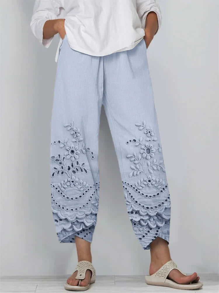 Bestickte Leinen-Caprihose mit floraler Spitzenbund