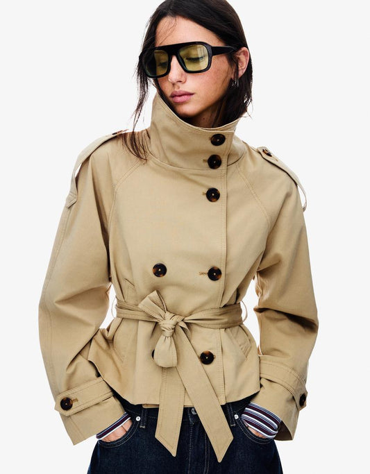 Klassischer leichter Herbst-Trenchcoat