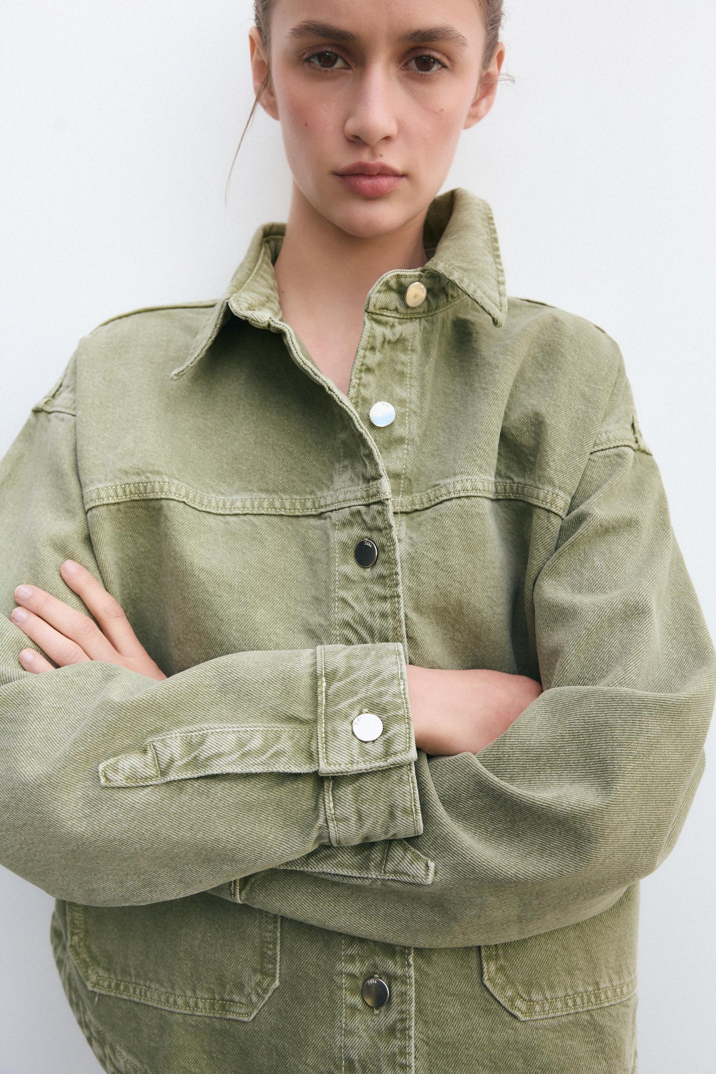 Klassische Khaki-Jeansjacke für den Alltagsstil