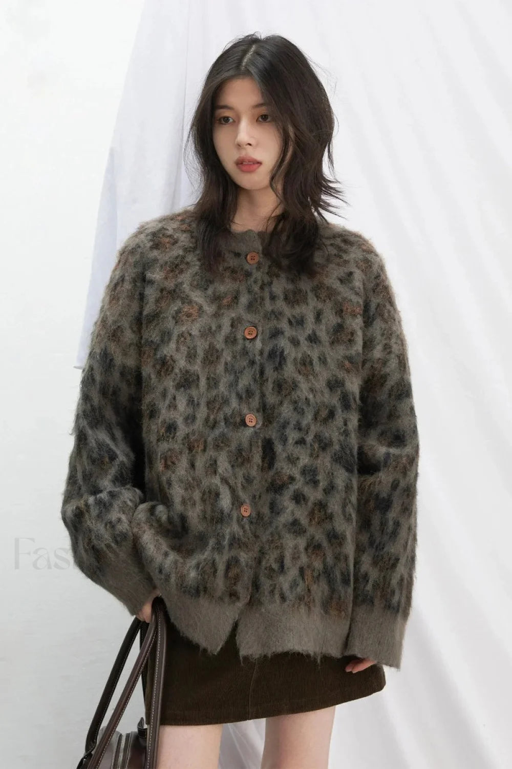 Gemütliche Strickjacke mit Leopardenmuster und einfacher Knopfleiste