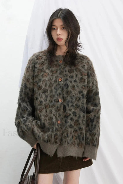 Gemütliche Strickjacke mit Leopardenmuster und einfacher Knopfleiste