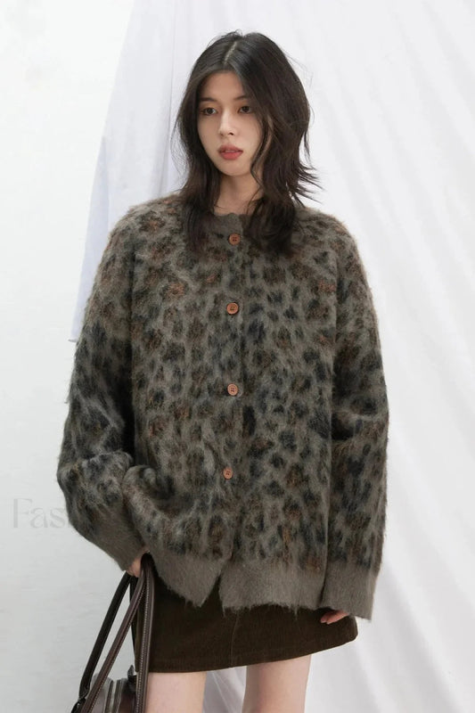 Gemütliche Strickjacke mit Leopardenmuster und einfacher Knopfleiste