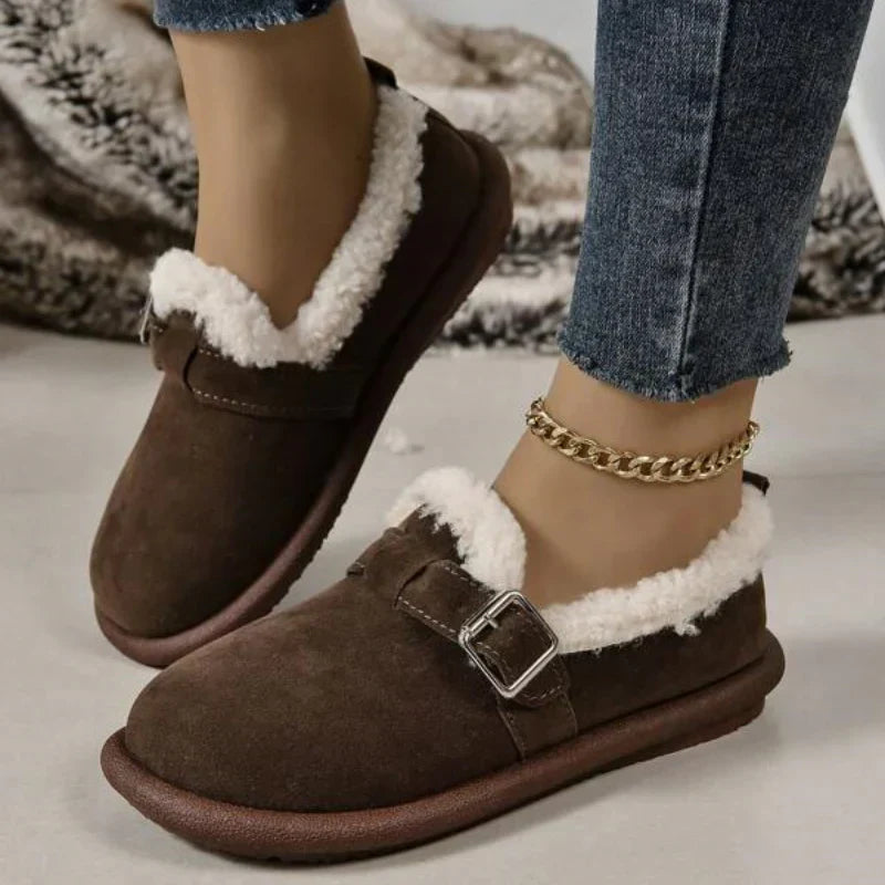 Gemütliche, mit Fleece gefütterte Slipper mit Schnallenriemen
