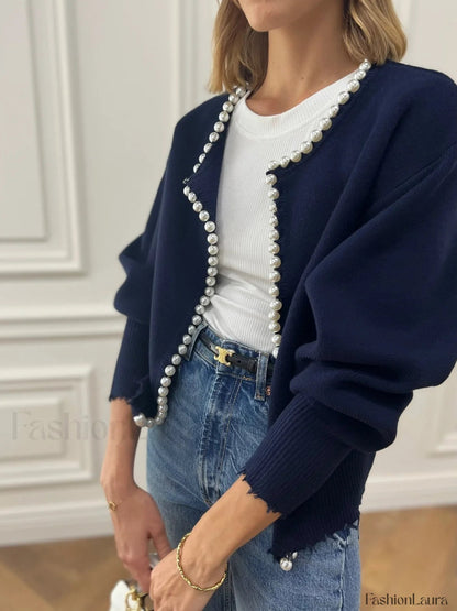 Strickjacke mit Perlenbesatz und ausgefranstem Saum