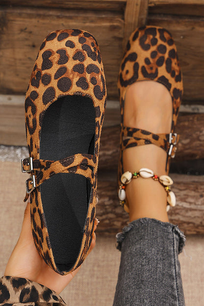 Gespitzte Wildleder-Schnürschuhe mit rundem Zehenbereich