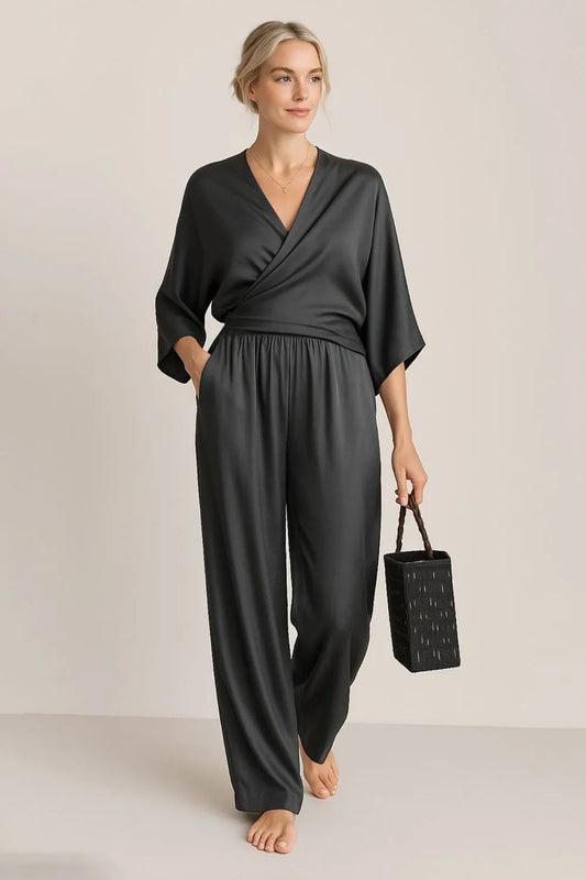 Schickes Wickeloberteil und lässiges Hose-Set