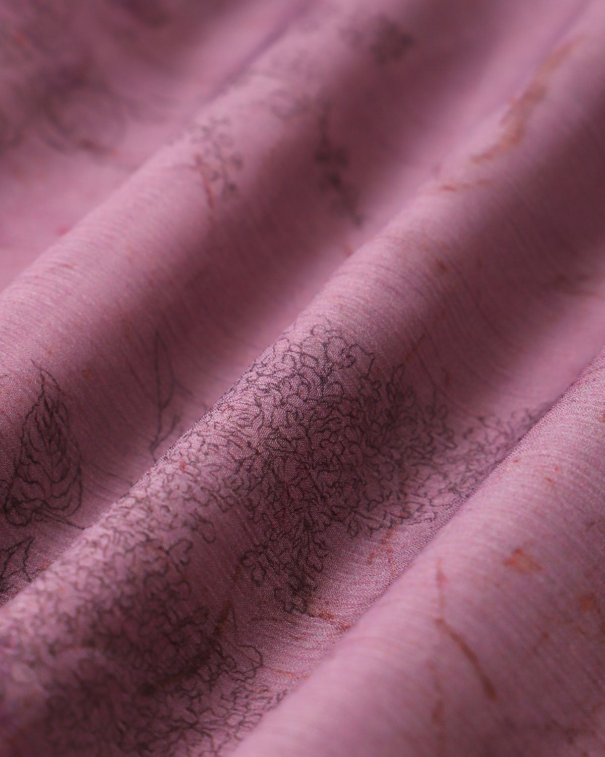 Lila Midikleid mit Blumenmuster, Rüschen und Bindeträgern