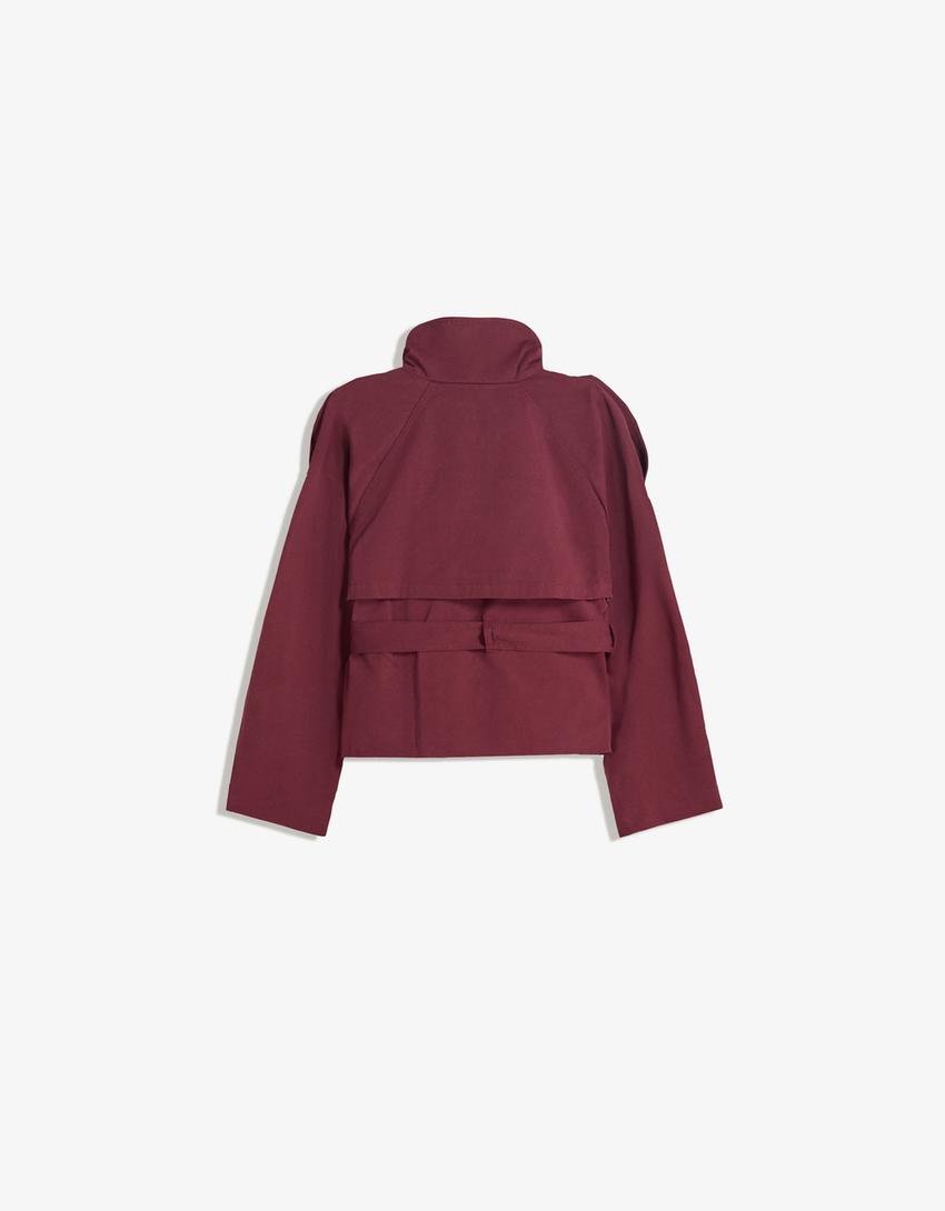 Klassischer leichter Herbst-Trenchcoat