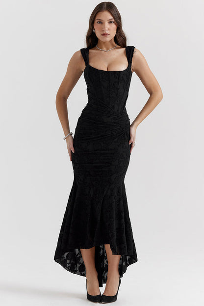 Fließendes Midi-Kleid mit taillenbetonter Kurvenform
