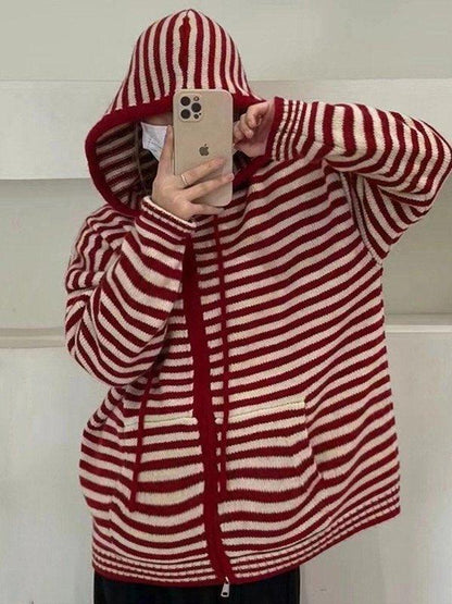 Gemütlicher gestreifter Kapuzen-Strickjacke mit Reißverschluss