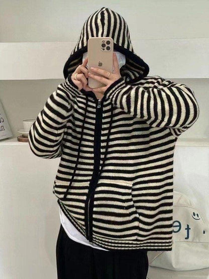 Gemütlicher gestreifter Kapuzen-Strickjacke mit Reißverschluss