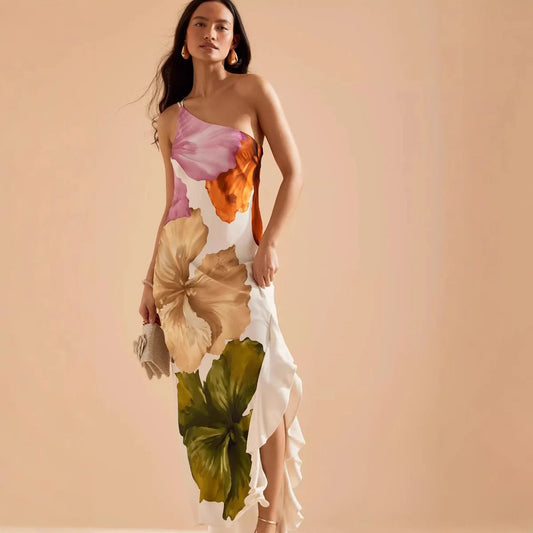 Florales Maxikleid mit einer Schulter, Rüschensaum und Spaghettiträgern
